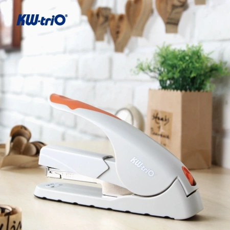 Степлер настольный Kw-Trio 5818 Soft-Touch 24/6 24/8 26/6 26/8 (40листов) снижение усилия серый/черный 210скоб