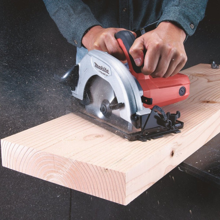 Циркулярная пила (дисковая) Makita M5802 1050Вт (ручная)