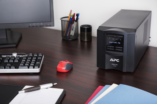 Источник бесперебойного питания APC Smart-UPS SMT750IC 500Вт 750ВА черный