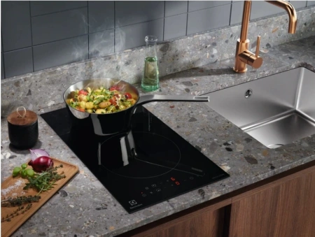 Индукционная варочная поверхность Electrolux LIT30230C черный
