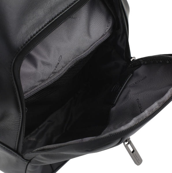 Рюкзак слинг Piquadro Urban CA4536UB00/N черный кожа