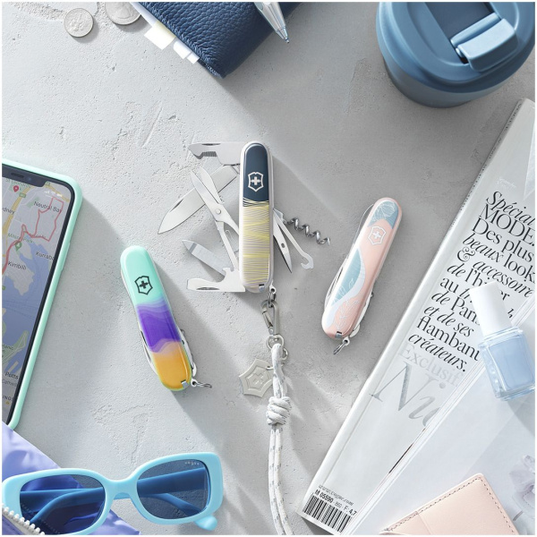Нож перочинный Victorinox Companion New York Style (1.3909.E223) 91мм 16функц. зеленый с чехлом пода
