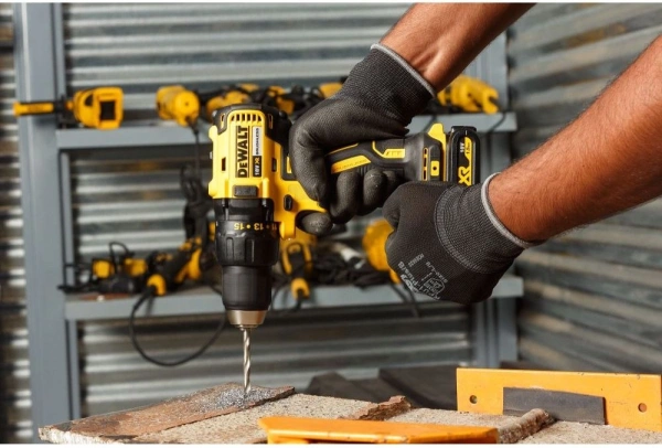 Дрель-шуруповерт DeWalt DCD777M2T аккум. патрон:быстрозажимной (кейс в комплекте)
