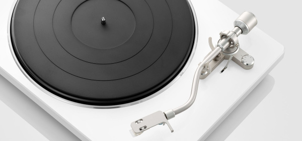 Проигрыватель винила Denon DP-400F частично автоматический белый