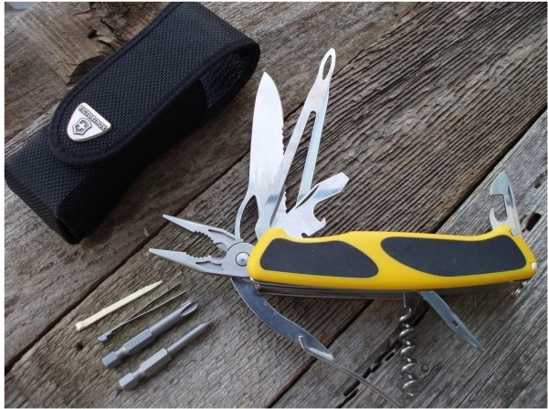 Нож перочинный Victorinox RangerGrip Boatsman (0.9798.MWC8) 130мм 22функц. желтый/черный карт.коробка