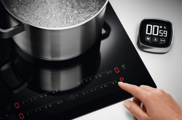 Индукционная варочная поверхность Electrolux EIT61443B черный
